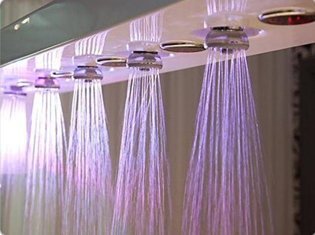 Douche chaude revigorante, décontraction Douche chaude revigorante, décontraction